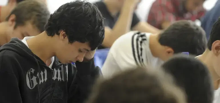 Escutar para prevenir: como a IA evita a evasão escolar