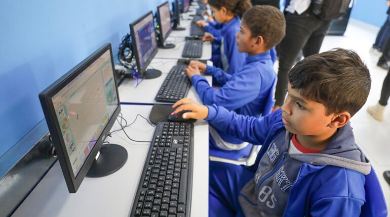 Escola como epicentro de inovação social e política